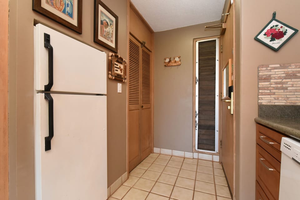 Studio | Private kitchen | Microwave, coffee/tea maker, toaster