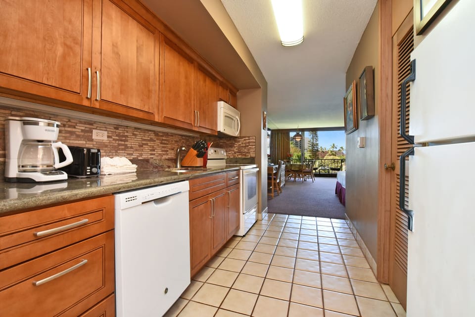 Studio | Private kitchen | Microwave, coffee/tea maker, toaster