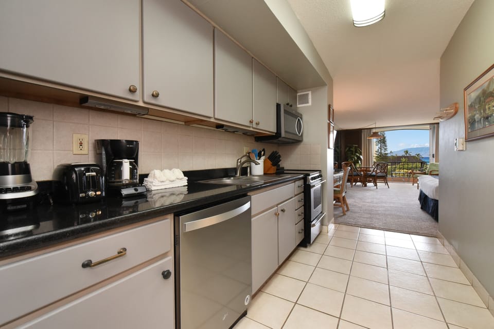 Studio | Private kitchen | Fridge, microwave, oven, coffee/tea maker