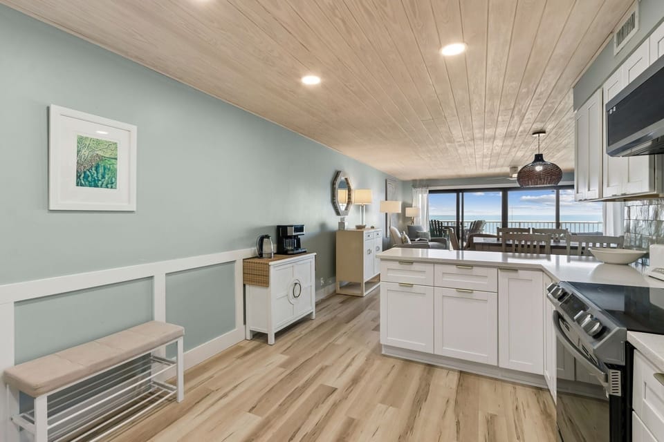 Condo, 3 Bedrooms | Private kitchen | Full-size fridge, microwave, oven, stovetop