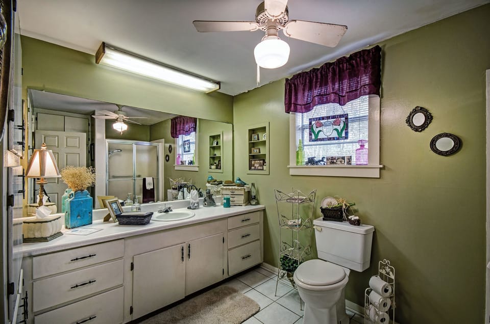 Traditional Room, 1 Queen Bed, Private Bathroom, Hill View | Bathroom | Free toiletries, hair dryer, towels