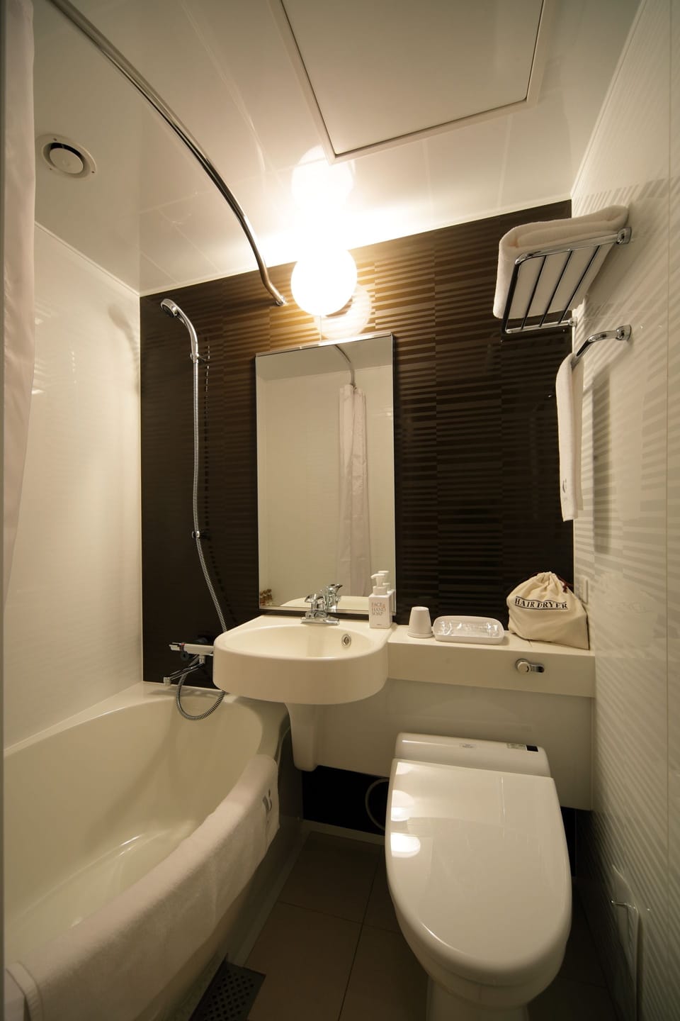 Combined shower/tub, deep soaking tub, eco-friendly toiletries