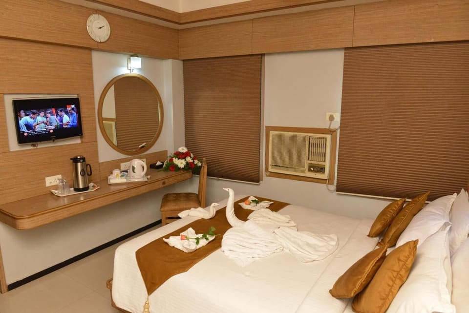Hypo-allergenic bedding available, in-room safe, desk