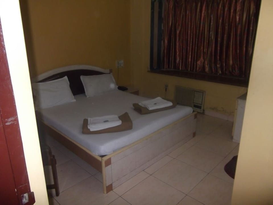 Desk, soundproofing, iron/ironing board, rollaway beds