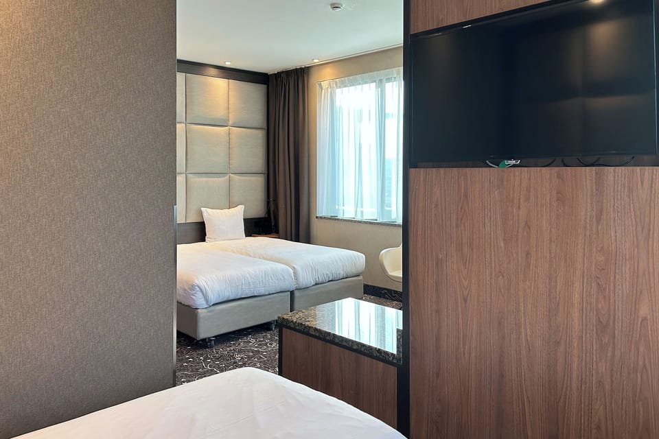 Triple Room | In-room safe, desk, blackout drapes, soundproofing