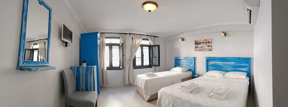 Triple Room | Desk, bed sheets