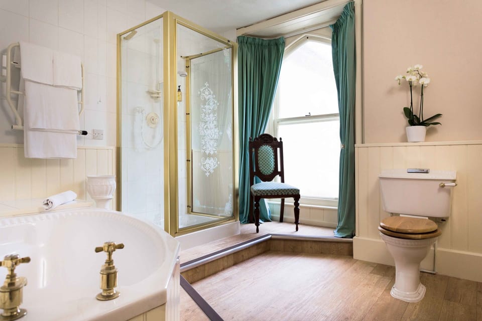 Superior Double Room (Master ) | Bathroom | Free toiletries, hair dryer, towels, toilet paper