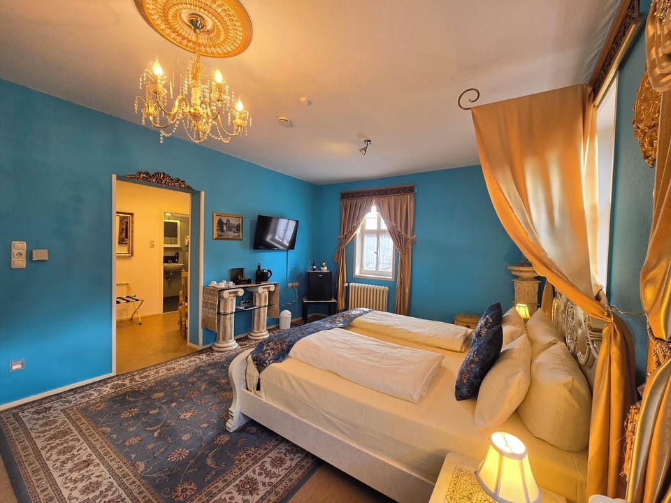 VIP Room | Desk, free WiFi, bed sheets, wheelchair access