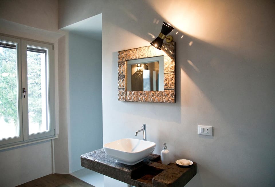 Shower, free toiletries, hair dryer, bidet