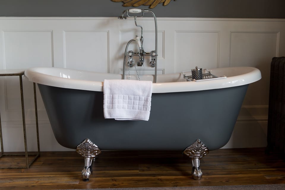 Luxury Double Room, 1 King Bed | Bathroom | Shower, free toiletries, hair dryer, towels