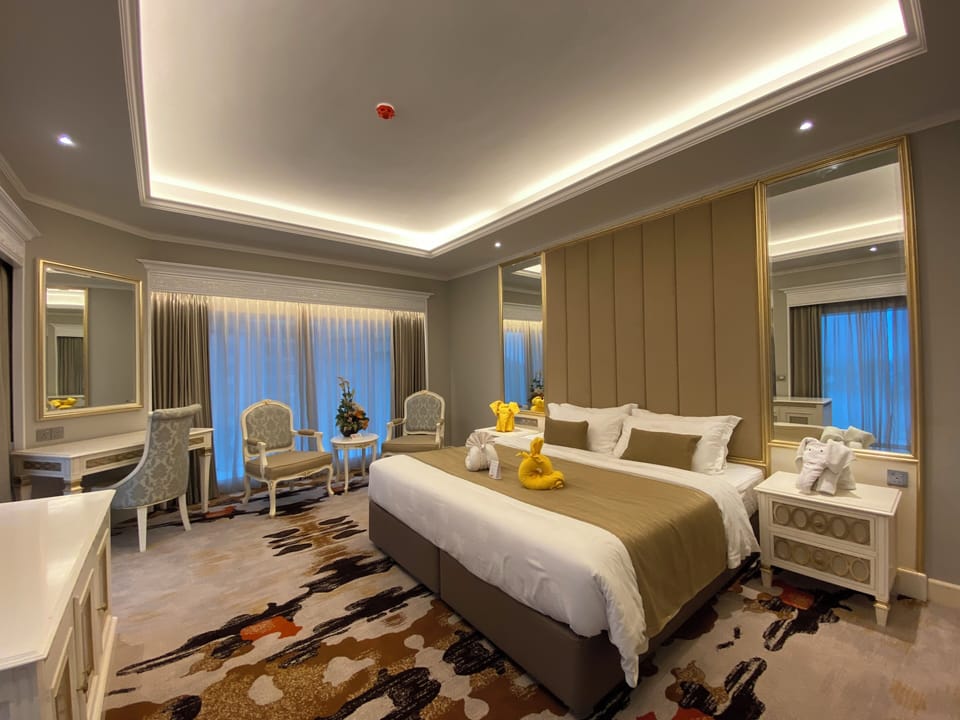 Minibar, in-room safe, desk, iron/ironing board