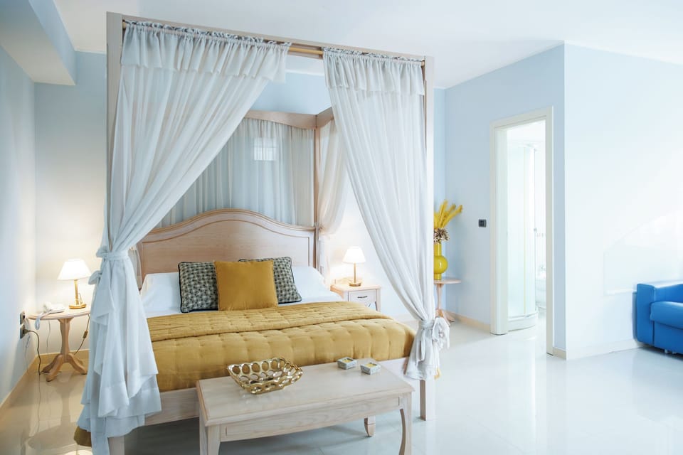 Junior Suite Palace | Minibar, in-room safe, desk, soundproofing