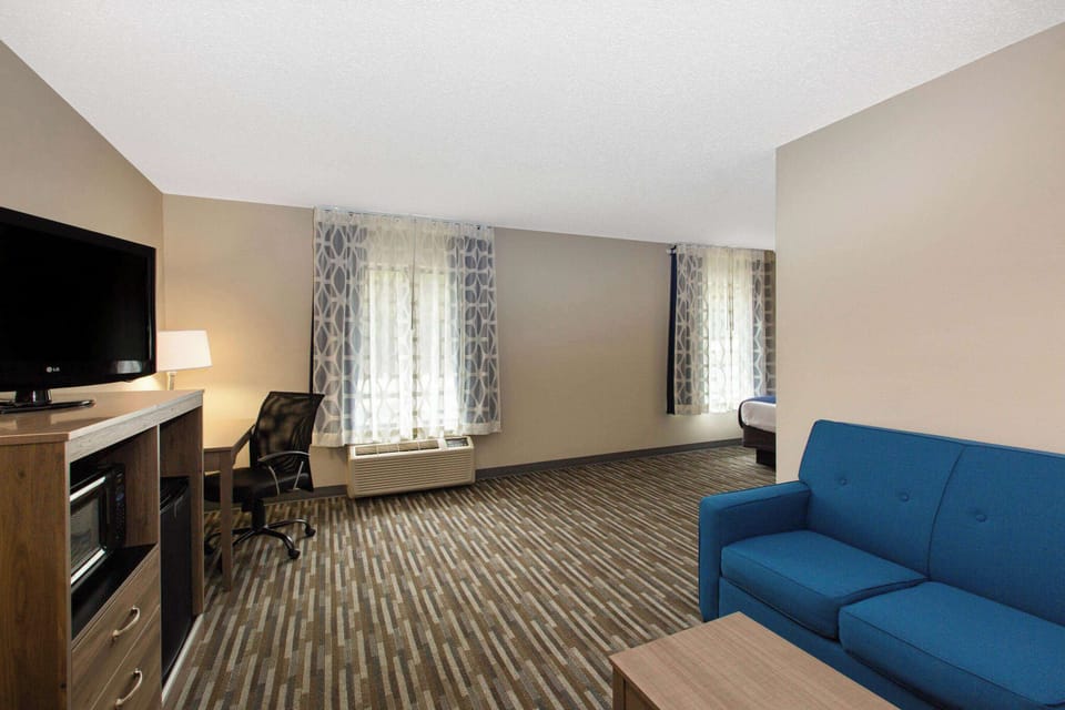 Studio Suite, 1 Queen Bed, Non Smoking | Premium bedding, blackout drapes, free cribs/infant beds, free WiFi