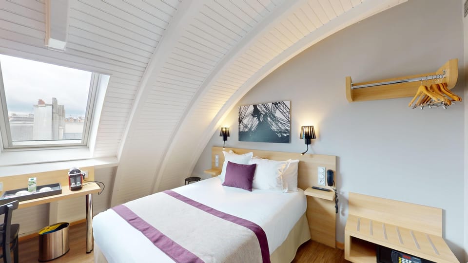 Classic Room, 1 Double Bed, Non Smoking | In-room safe, desk, soundproofing, free WiFi