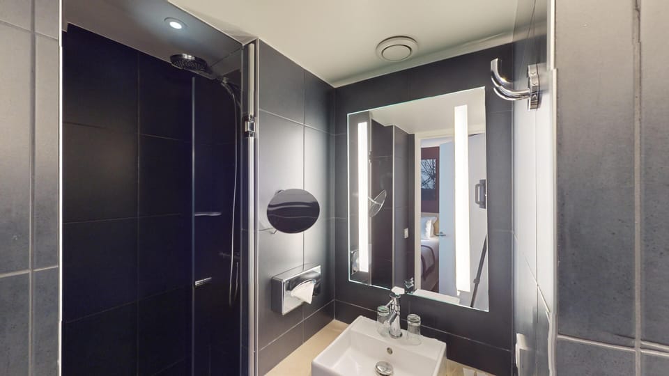 Classic Room, 1 Twin Bed, Non Smoking | Bathroom | Shower, rainfall showerhead, free toiletries, hair dryer
