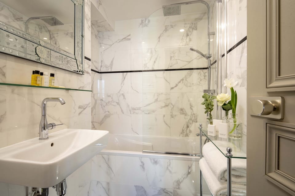 Combined shower/tub, deep soaking tub, hair dryer, towels