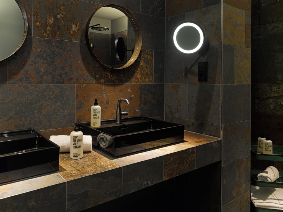 Rainfall showerhead, free toiletries, hair dryer, towels