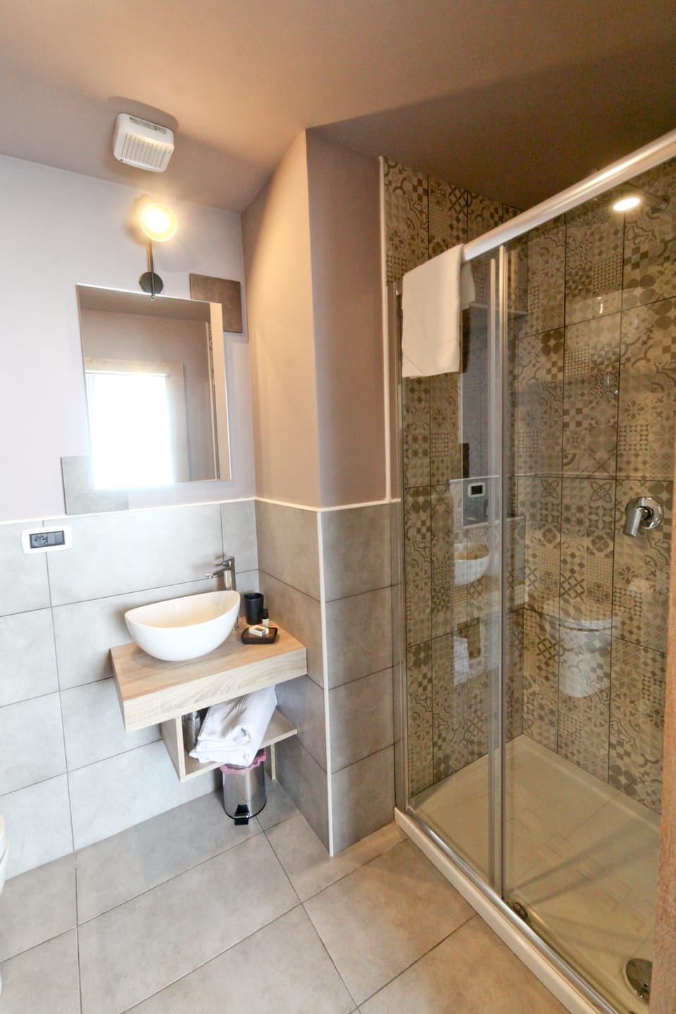 Panoramic Double Room, 1 King Bed | Bathroom | Shower, free toiletries, hair dryer, slippers