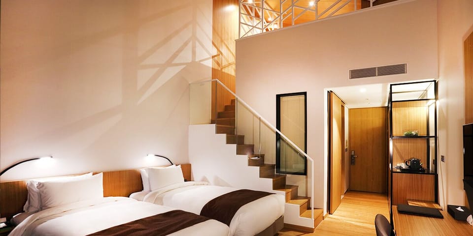 Premier Duplex Twin | Premium bedding, free minibar items, in-room safe, desk