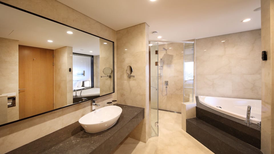 Midas Royal Suite | Bathroom | Separate tub and shower, free toiletries, hair dryer, bathrobes