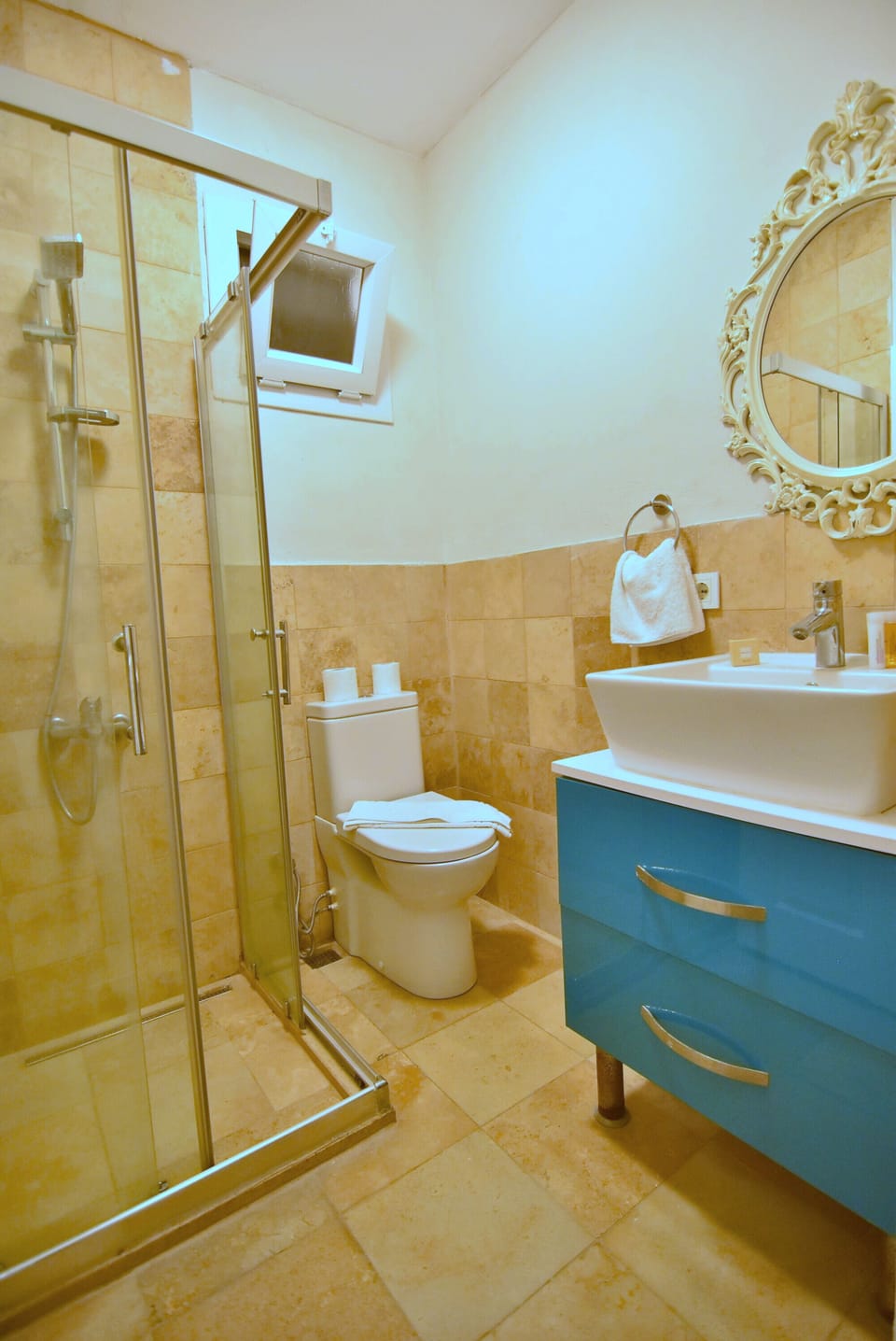 Standard Quadruple Room | Bathroom | Shower, free toiletries, hair dryer, slippers