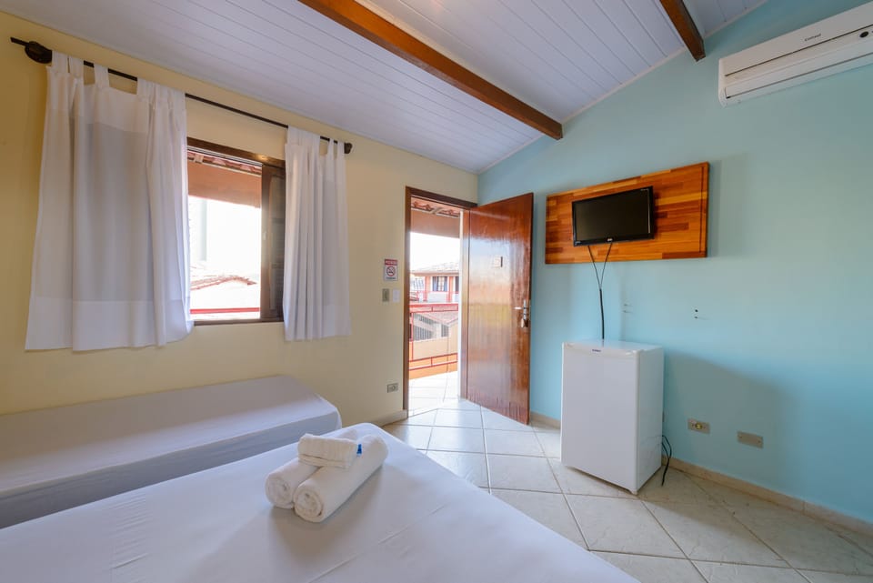 Quarto Triplo sem Estacionamento | Minibar, bed sheets