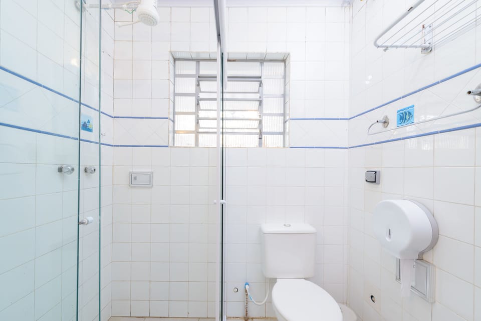 Quarto Quadruplo com estacionamento | Bathroom | Shower, towels