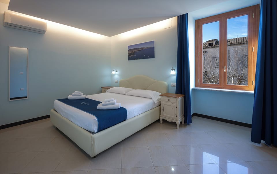 Deluxe Triple Room | Minibar, desk, blackout drapes, WiFi (free)