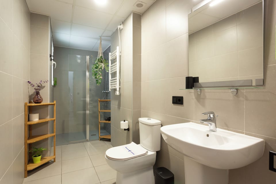 Double Room, 1 Queen Bed, Patio | Bathroom | Shower, free toiletries, towels