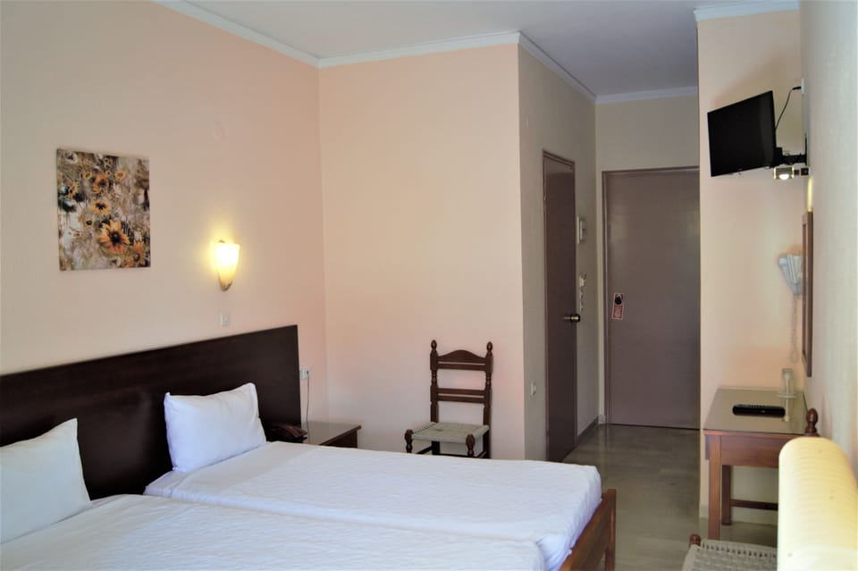 Double Room | Pillowtop beds, in-room safe, WiFi (free), bed sheets