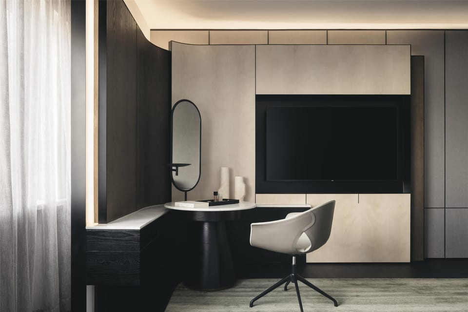 King Presidential Suite with Lounge Access | Minibar, in-room safe, desk, laptop workspace