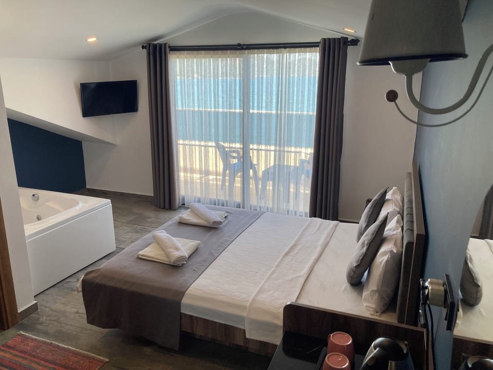 Deluxe Double Room, Jetted Tub, Sea View | Premium bedding, minibar, WiFi (free), bed sheets