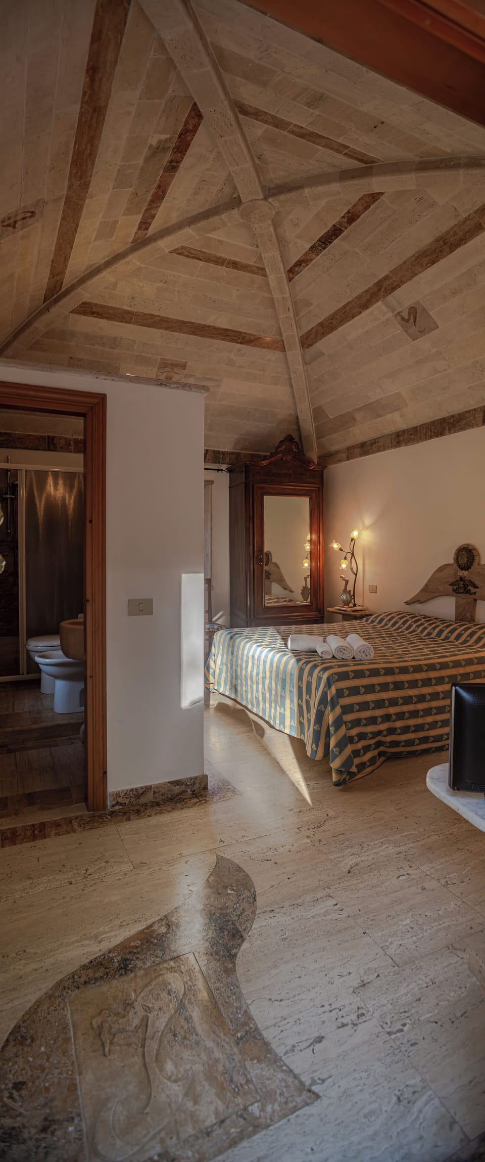 Double Room, Annex Building | Minibar, desk, blackout drapes