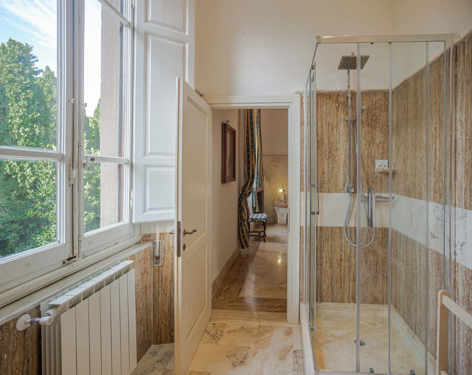 Classic Double Room | Bathroom | Shower, free toiletries, hair dryer, bidet