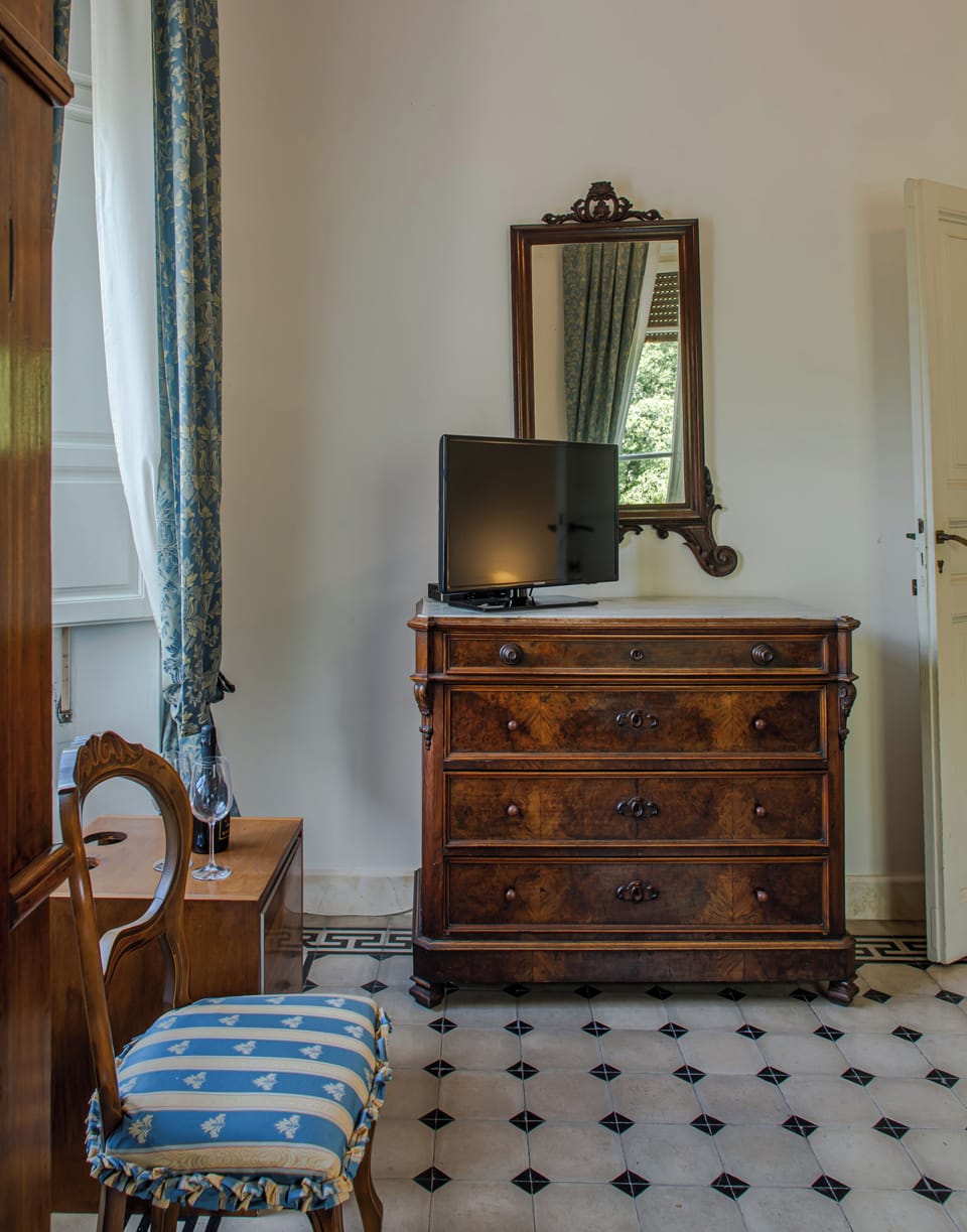 Classic Double Room | Minibar, desk, blackout drapes