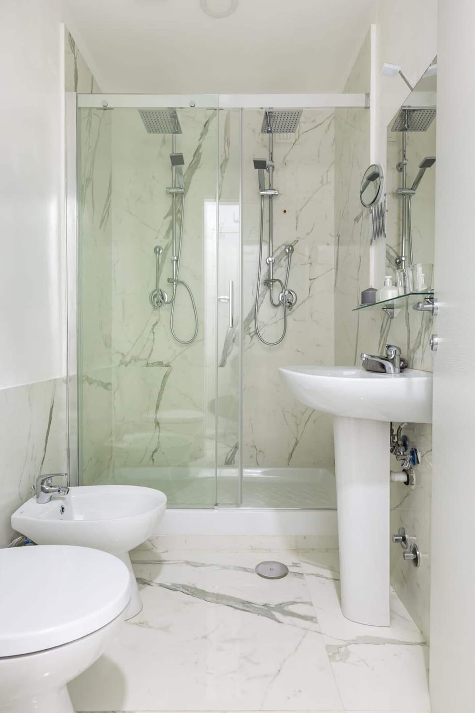Shower, free toiletries, hair dryer, bidet