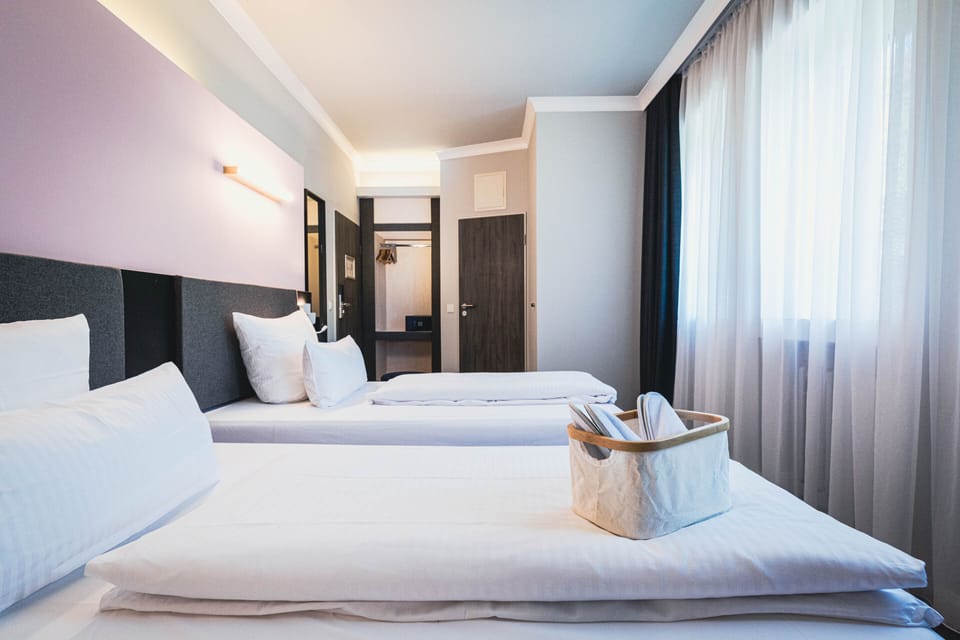 Twin Room | Premium bedding, in-room safe, desk, laptop workspace