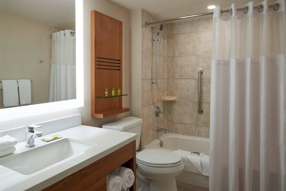 Combined shower/tub, free toiletries, hair dryer, towels