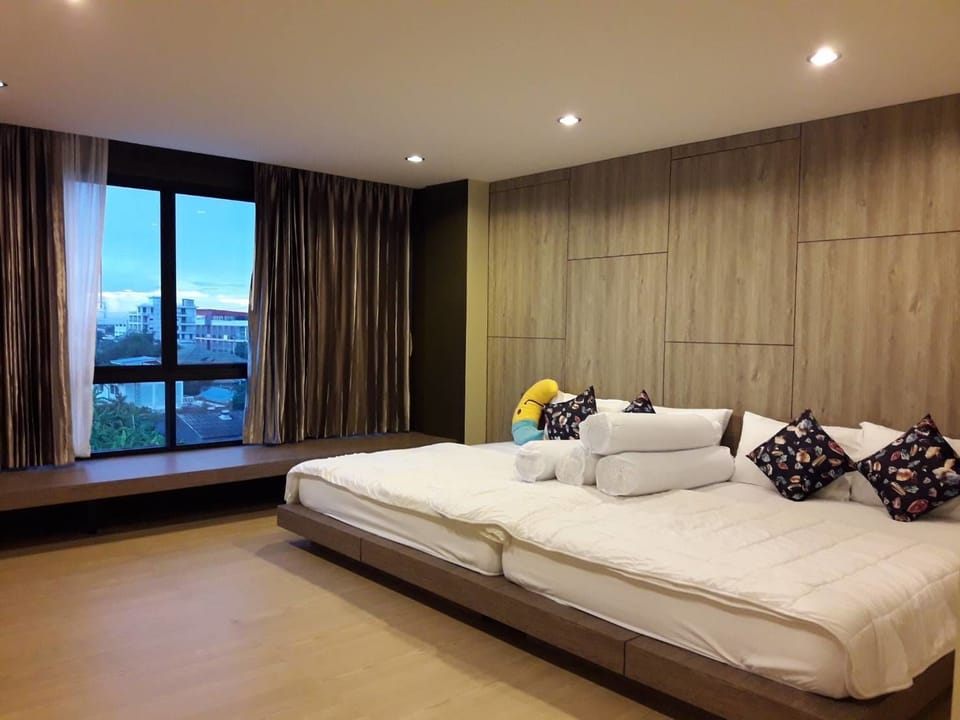 Executive Suite, 1 Bedroom, Pool View, Overwater | Desk, free WiFi