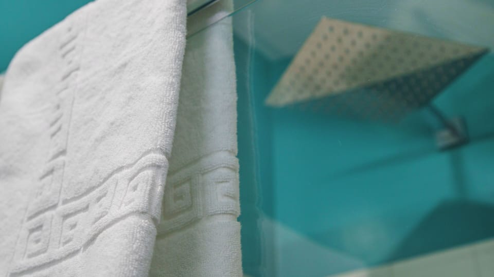 Luxury Quadruple Room (Iulia) | Bathroom | Shower, free toiletries, hair dryer, bidet