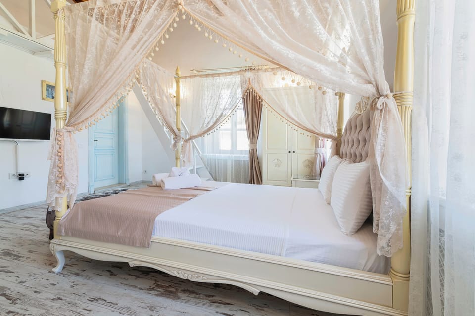 Deluxe Suite, 1 Bedroom | In-room safe, free WiFi