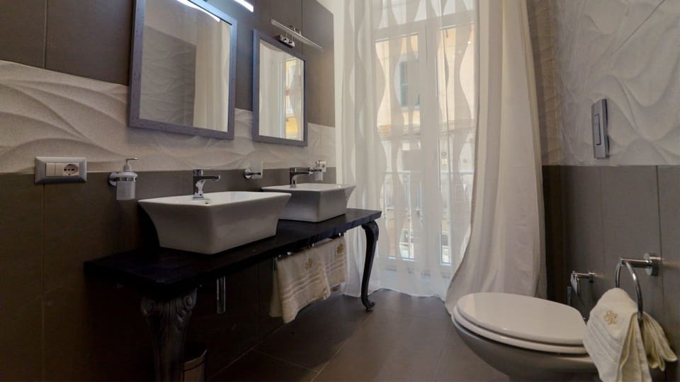 Suite, Balcony | Bathroom | Shower, free toiletries, hair dryer, bidet