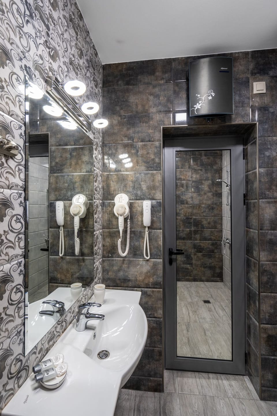 Apartment | Bathroom | Free toiletries, hair dryer, towels