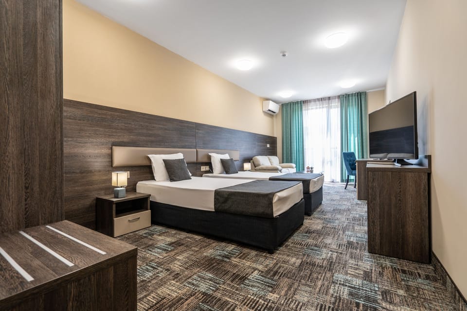 Twin Room | Minibar, desk, soundproofing, iron/ironing board