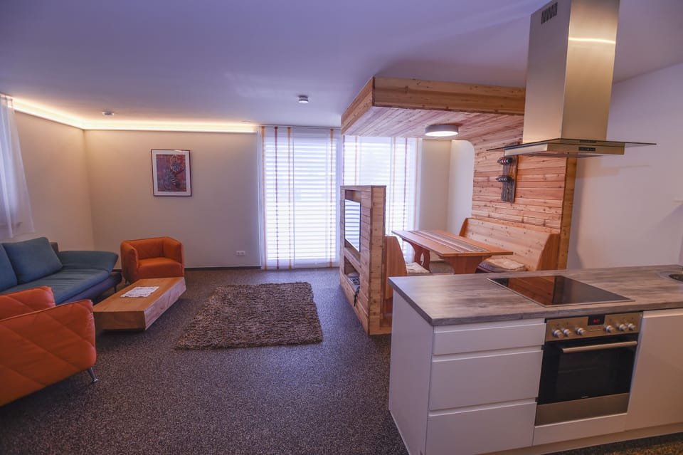Traditional Apartment, 2 Bedrooms | Private kitchen | Fridge, microwave, oven, stovetop