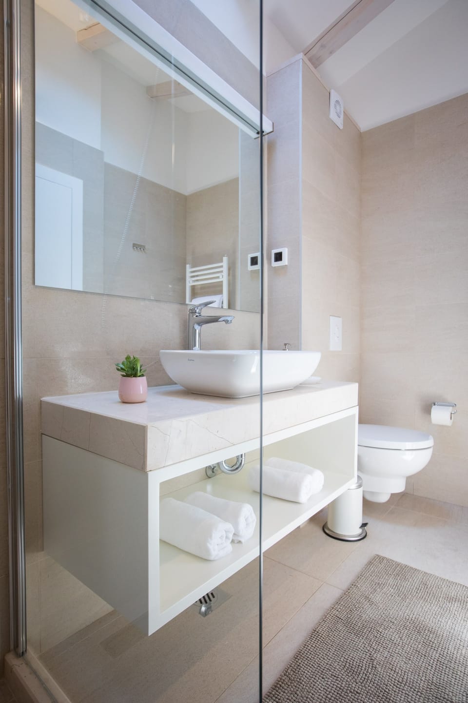 Deluxe Double or Twin Room | Bathroom | Shower, free toiletries, hair dryer, slippers