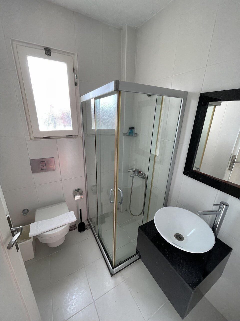 Standart Cift Kisilik Oda | Bathroom | Shower, free toiletries, hair dryer, slippers