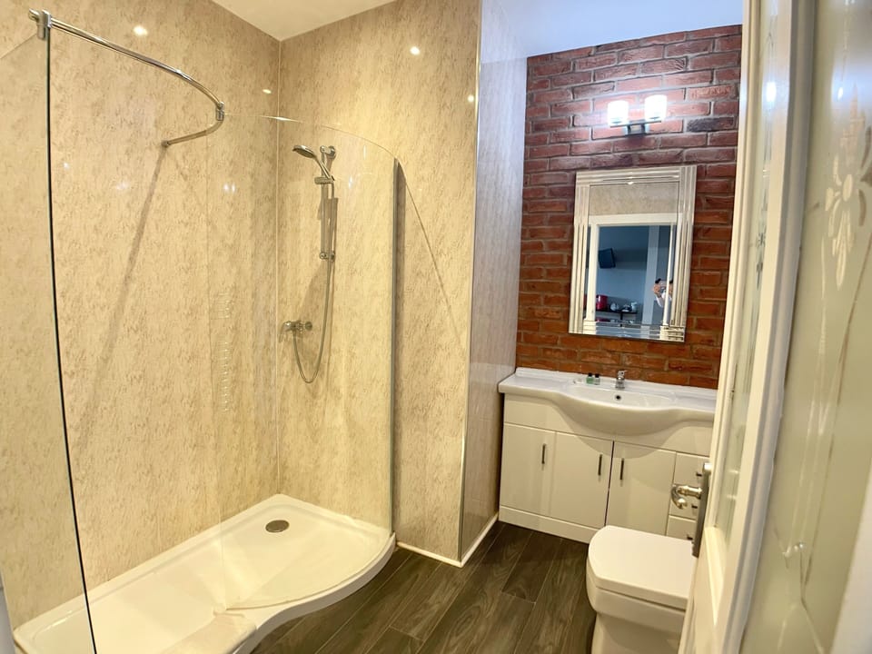 Superior Double Room | Bathroom | Free toiletries, hair dryer, towels, soap
