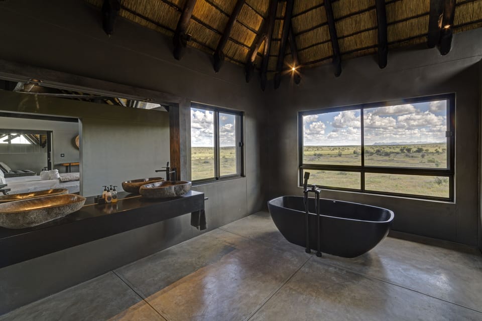 Deep soaking bathtub