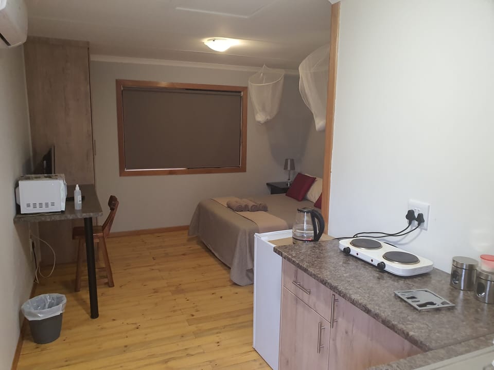 Standard Cabin | 1 bedroom, desk, laptop workspace, WiFi (free)
